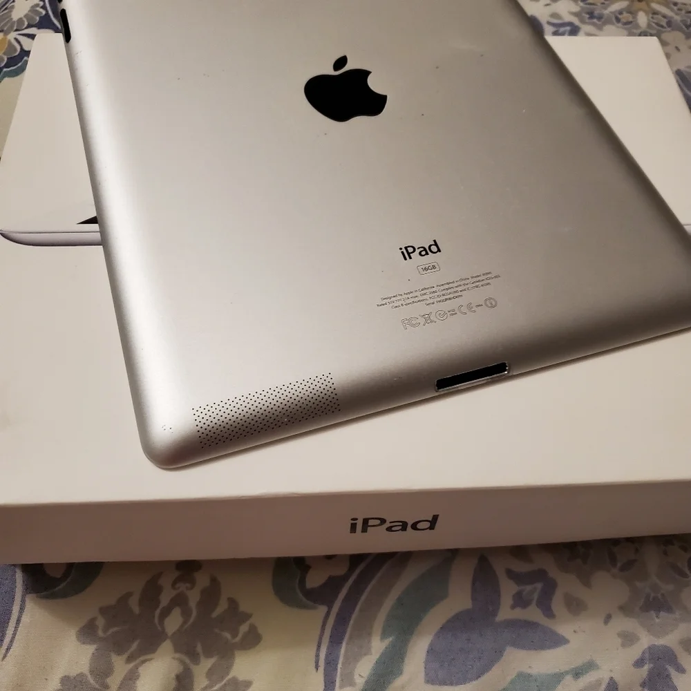 Apple IPad (light scratch on screen)